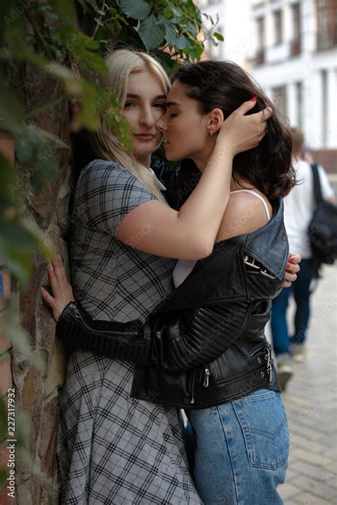 lesbian on lesbian pics